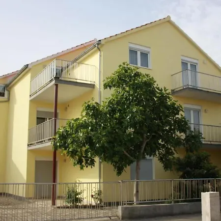 Popi - One Bedroom With Balcony 2 Lägenhet
