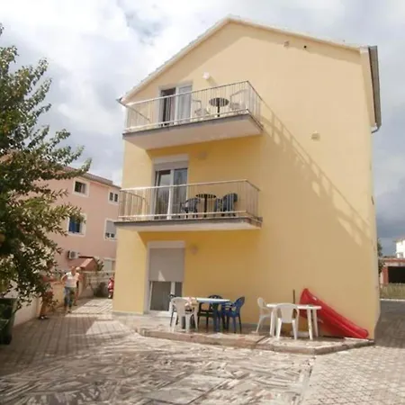 Popi - One Bedroom With Balcony 2